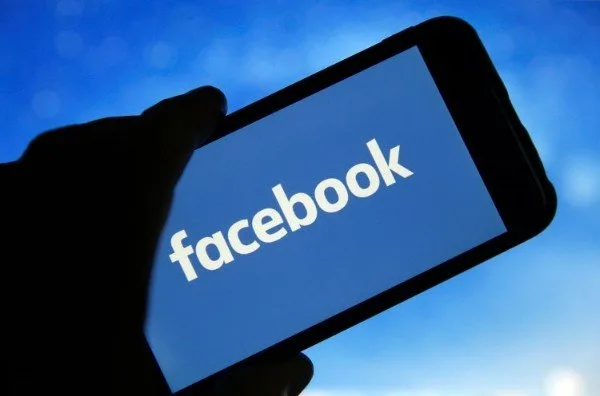 手持手机打开Facebook页面