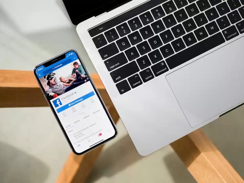 手机上打开的Facebook个人主页界面